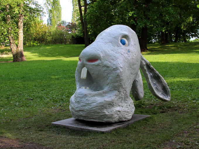 Kanin i Trøbbel var den første skulpturen som ble avduket i Prinsesse Ingrid Alexandras Skulpturpark. Foto: Liv Osmundsen, Det kongelige hoff